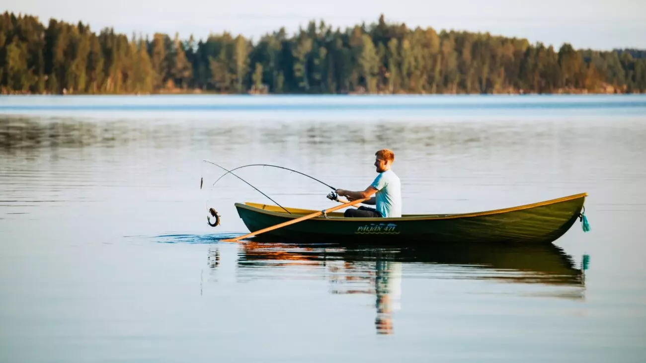 Angler im Boot auf finnischem See
