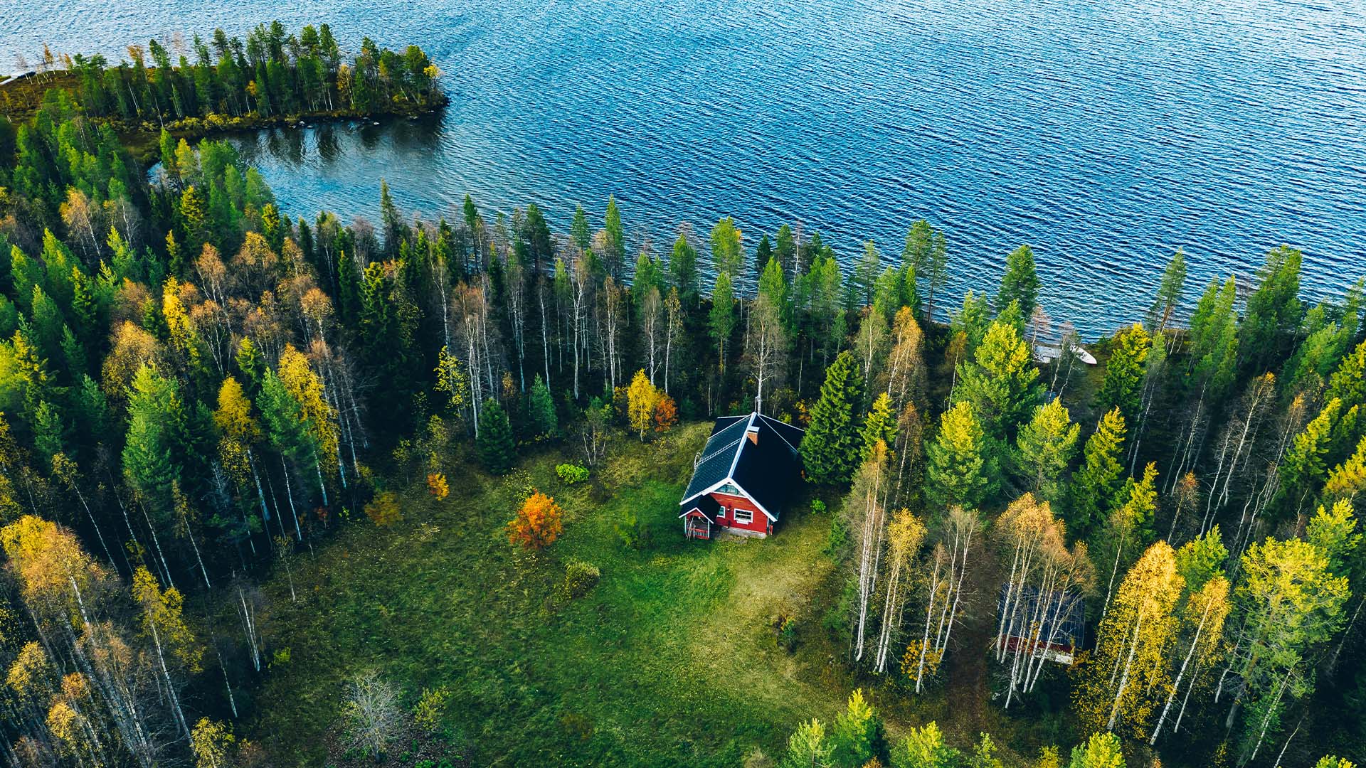 Einsames Ferienhaus am See in Finnland