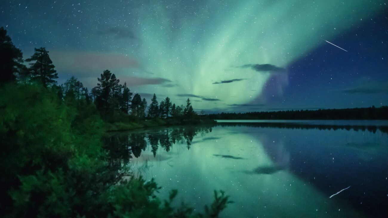 Doppelaurora im Herbst in Finnland