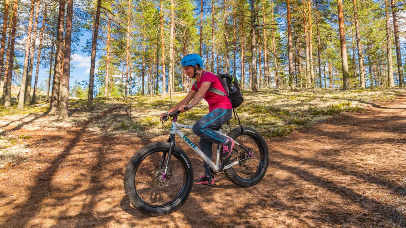 Radfahrerin auf Fatbike im Wald