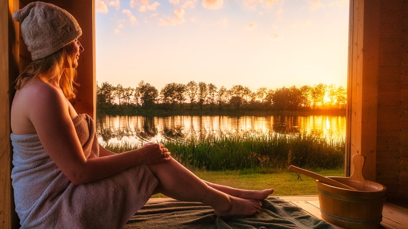 Frau in Sauna im Herbst in Finnland