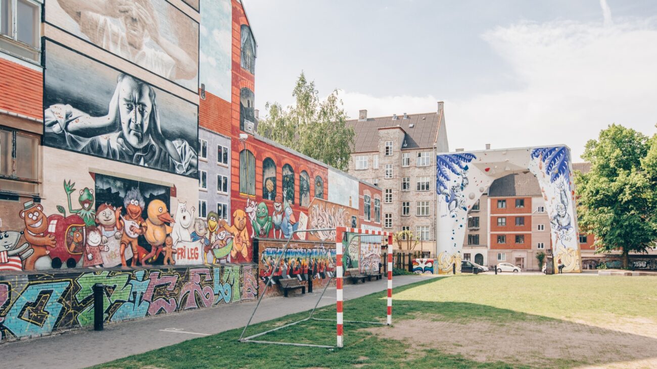 Der Bananenpark mit Graffiti an den Wänden und einem Fußballplatz.