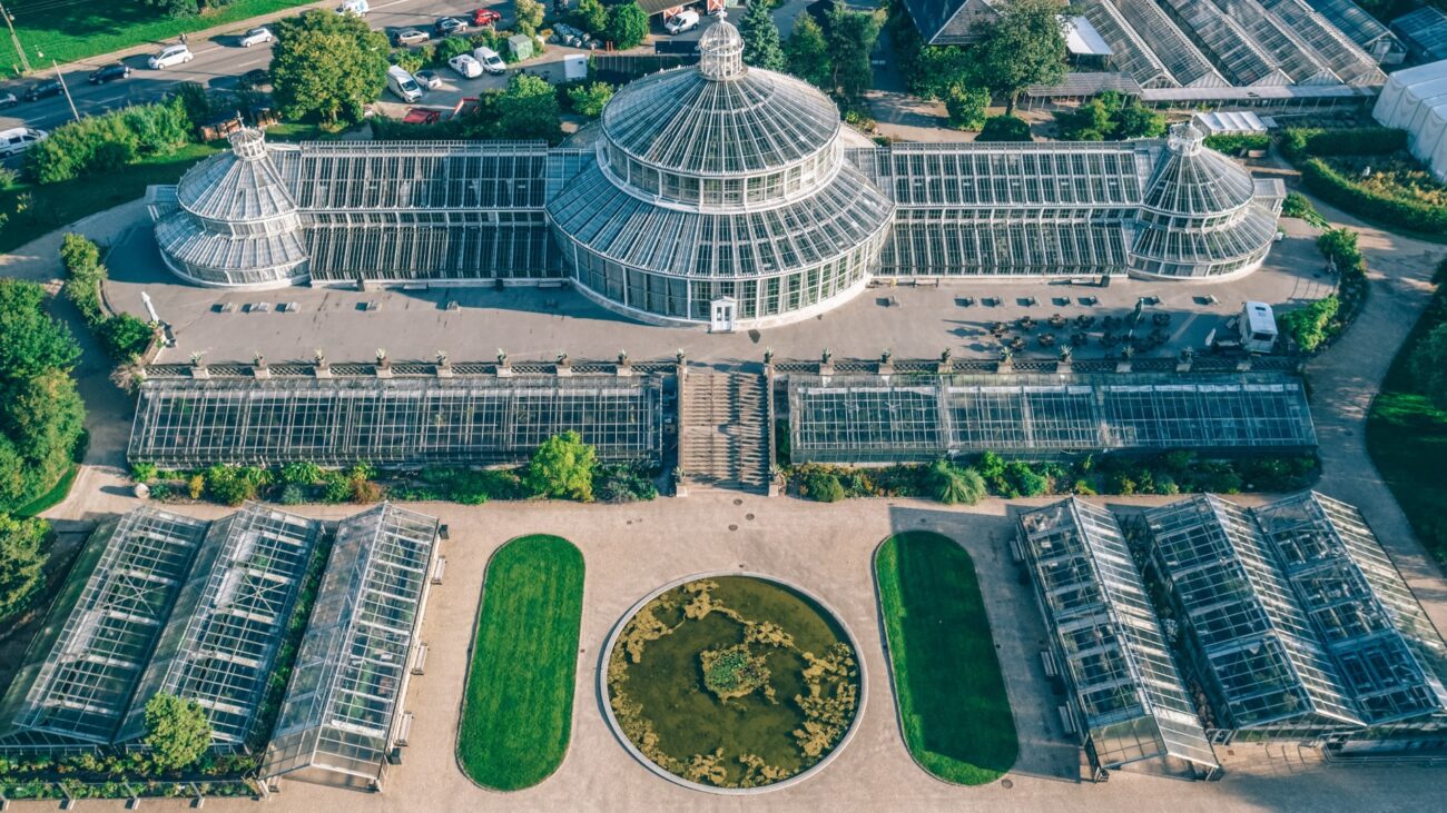 Gewächshaus des botanischen Gartens in Kopenhagen aus der Vogelperspektive