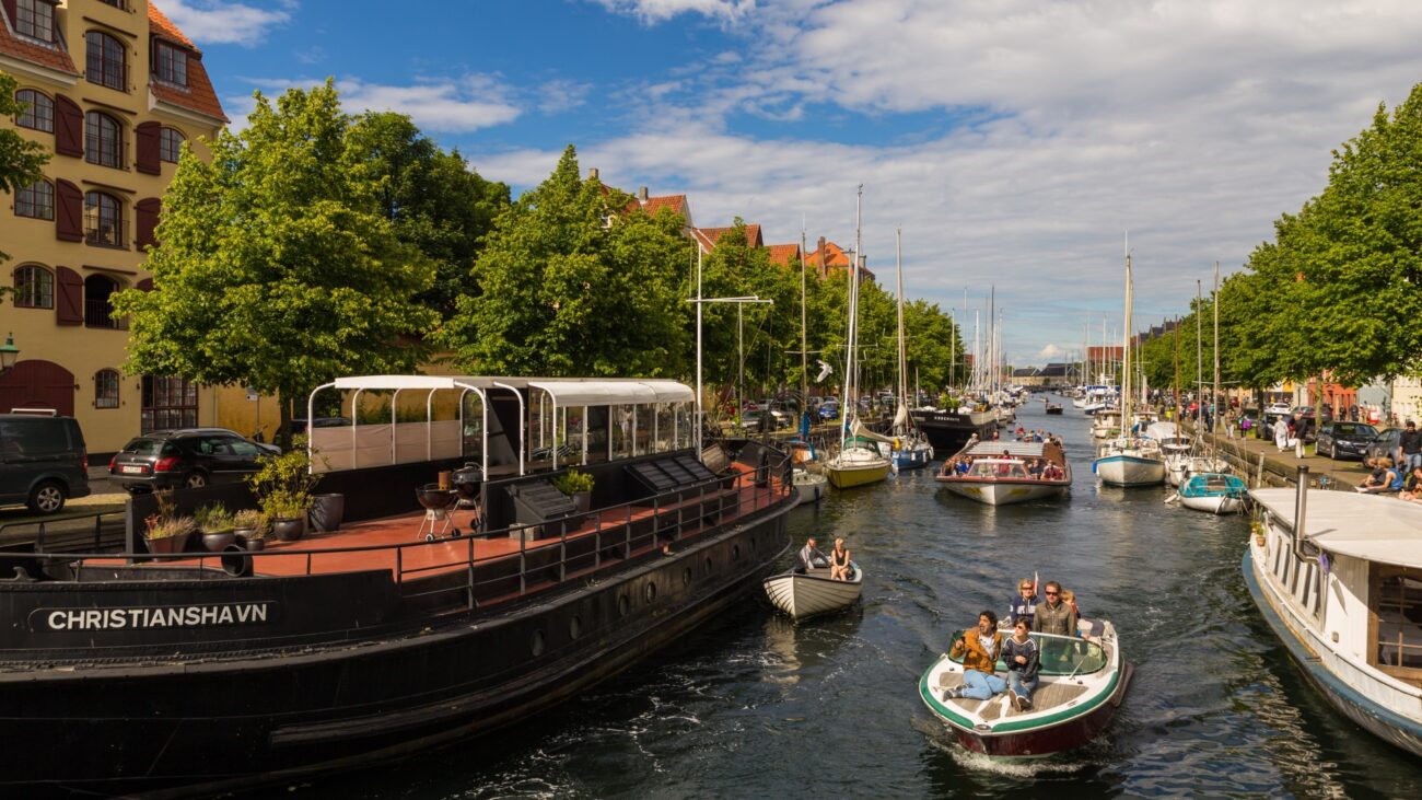 Kleine Boote segeln durch den malerischen Hafen von Christianhavn.