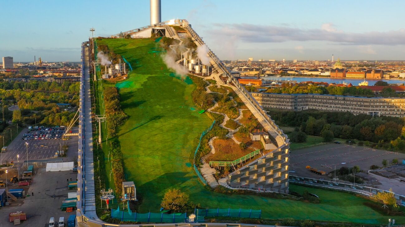 Der Copenhill ist ein Architekturgebiet, welches Skifahren auf einer Müllverbrennungsanlage ermöglicht.