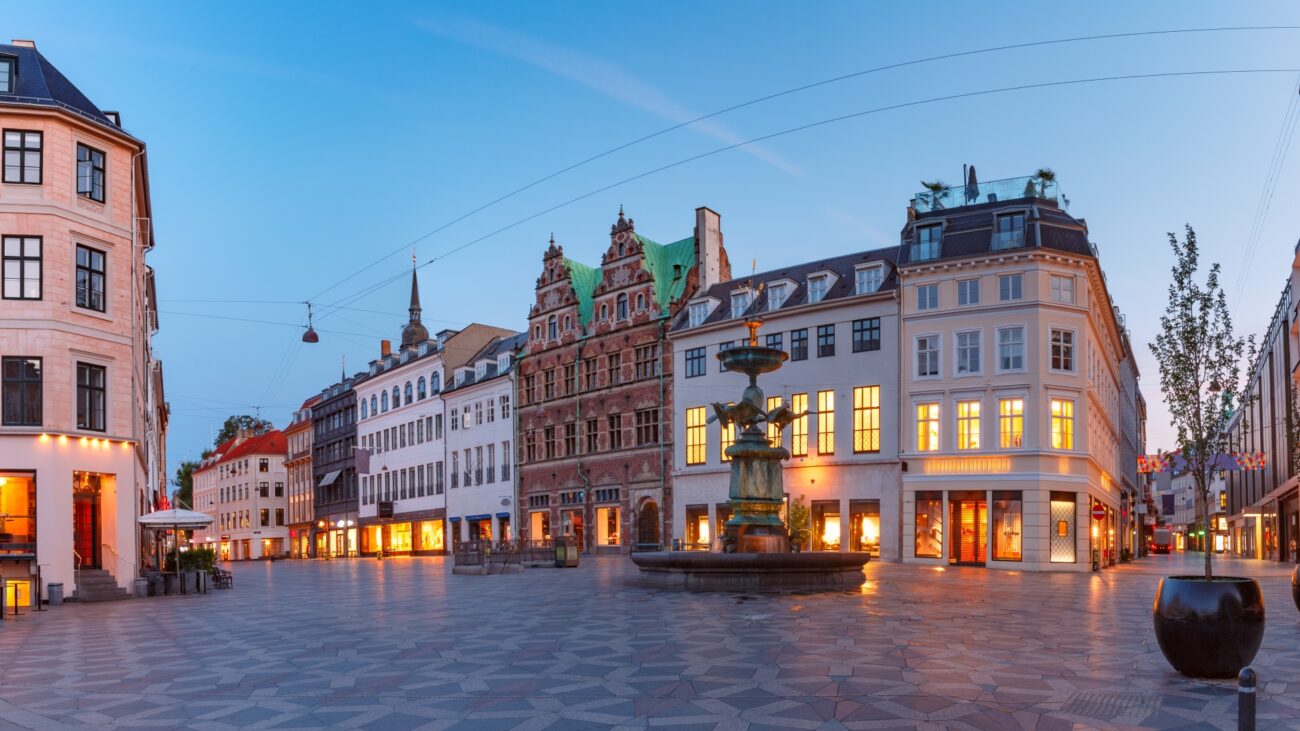 Ein Platz mit einem Brunnen inmitten der mondänen Einkaufsstraße Strøget in Kopenhagen