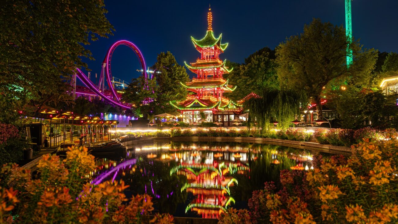 Tivoli Gardens im Neonlicht