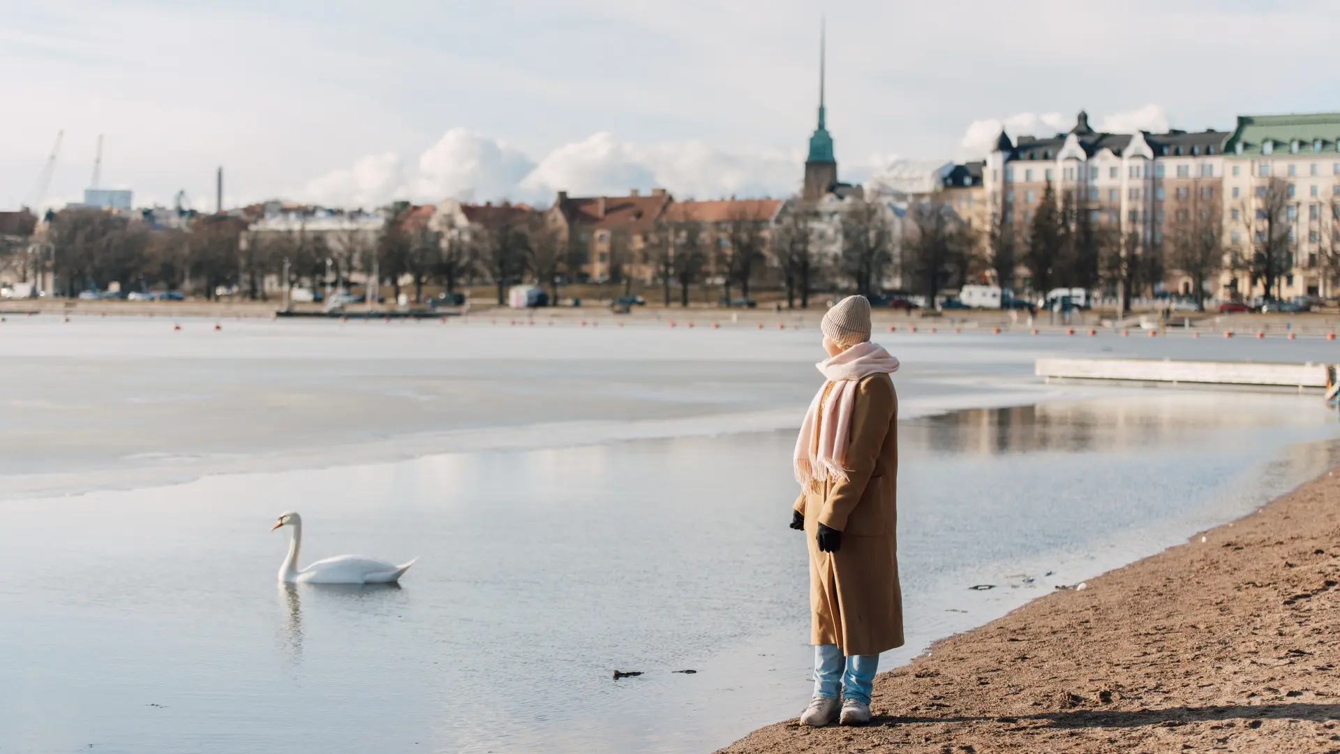 Frau am Ufer in Helsinki