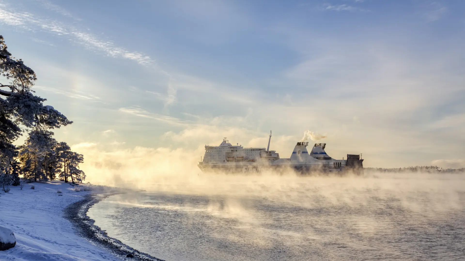 Finnlines Fähre im Eismeer