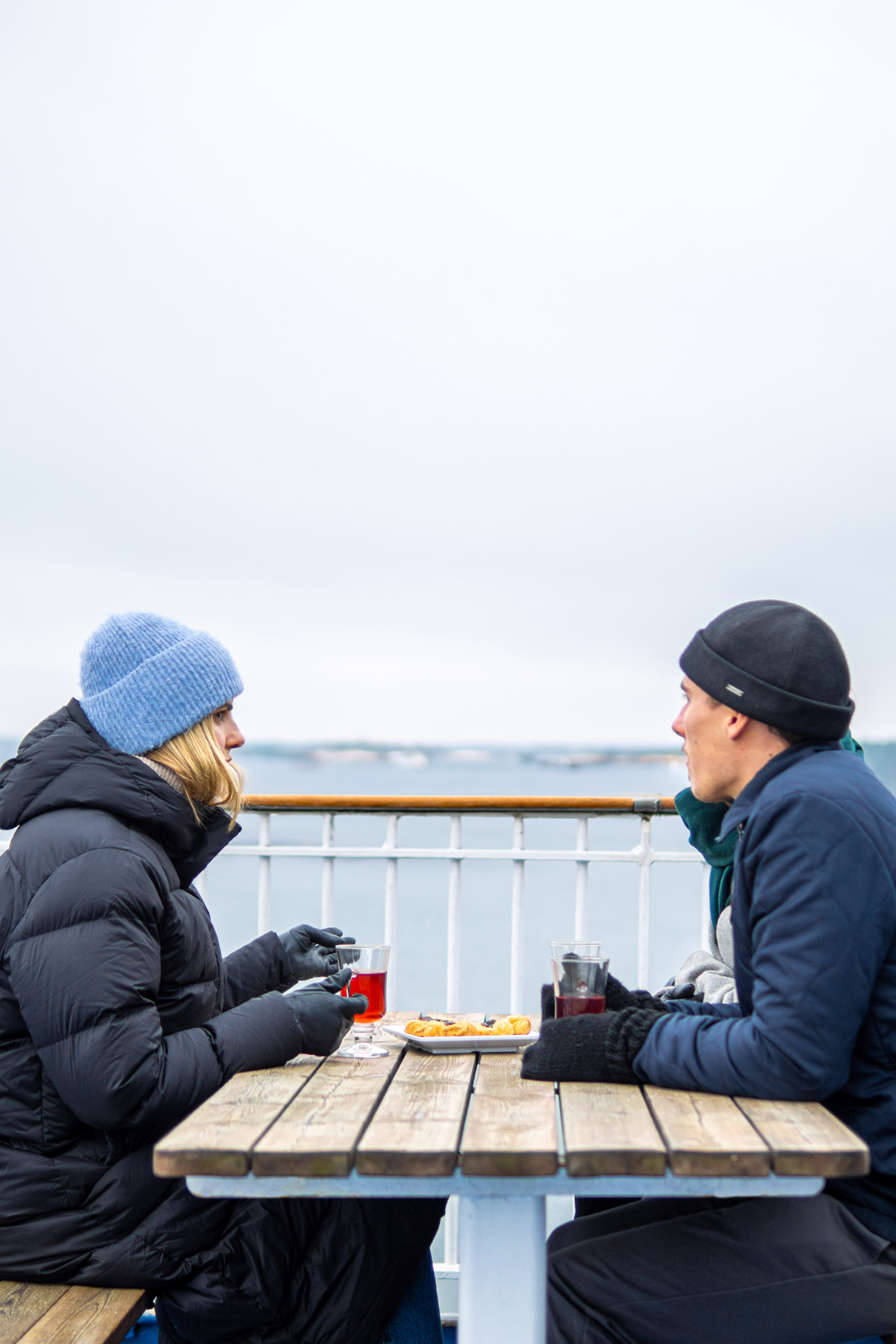 couple-talkig-winter