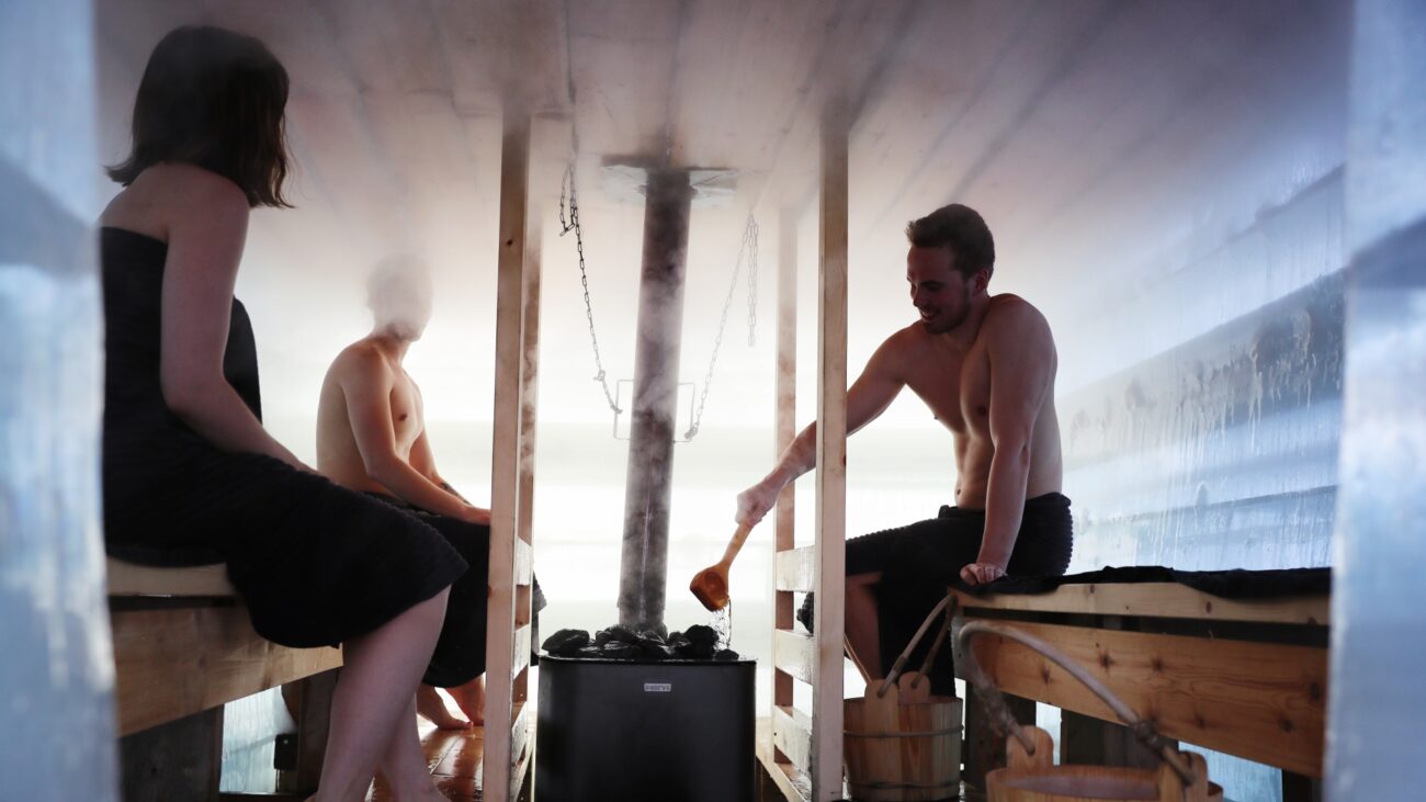 Menschen sitzen in der finnischen Sauna. 