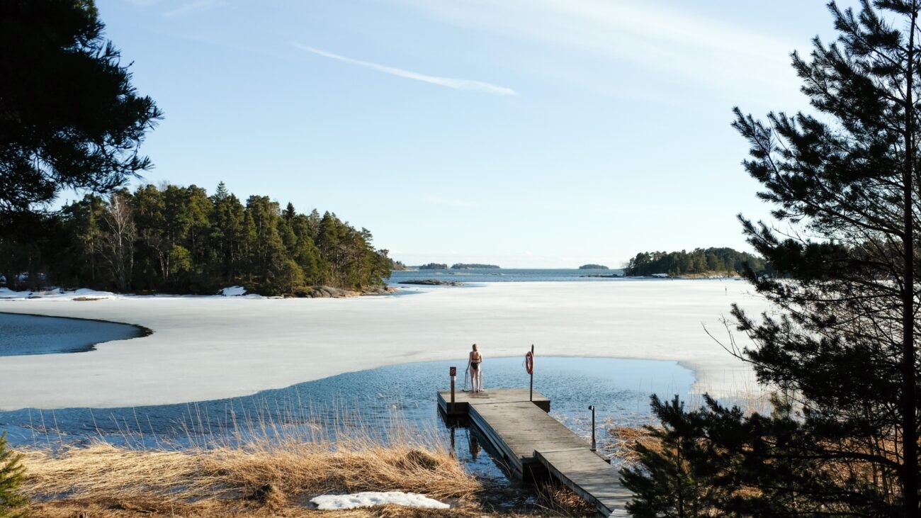 Eisbaden im finnischen See