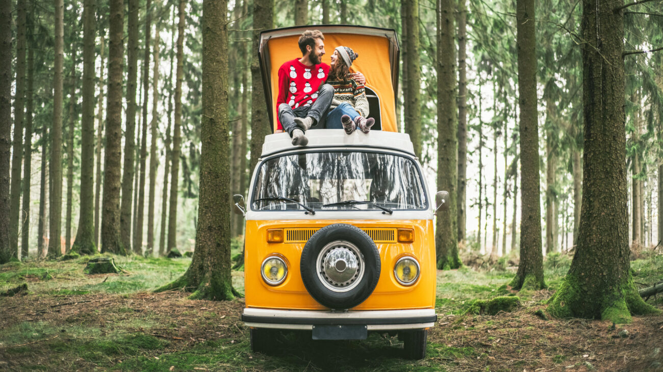 Paar sitzt auf Campervan