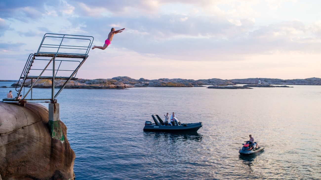 Schwimmen und Boot fahren im schwedischen Schärenmeer