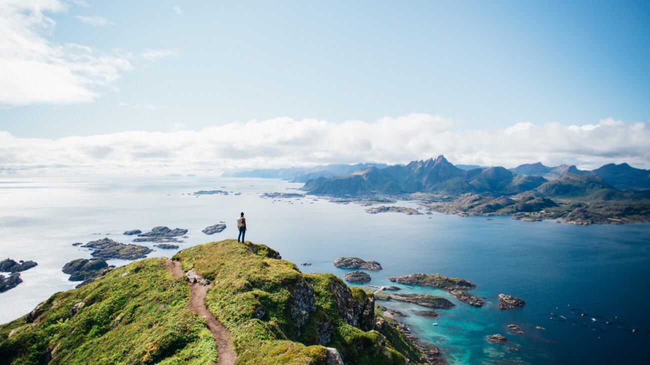 Wanderin vor norwegischer Fjordlandschaft